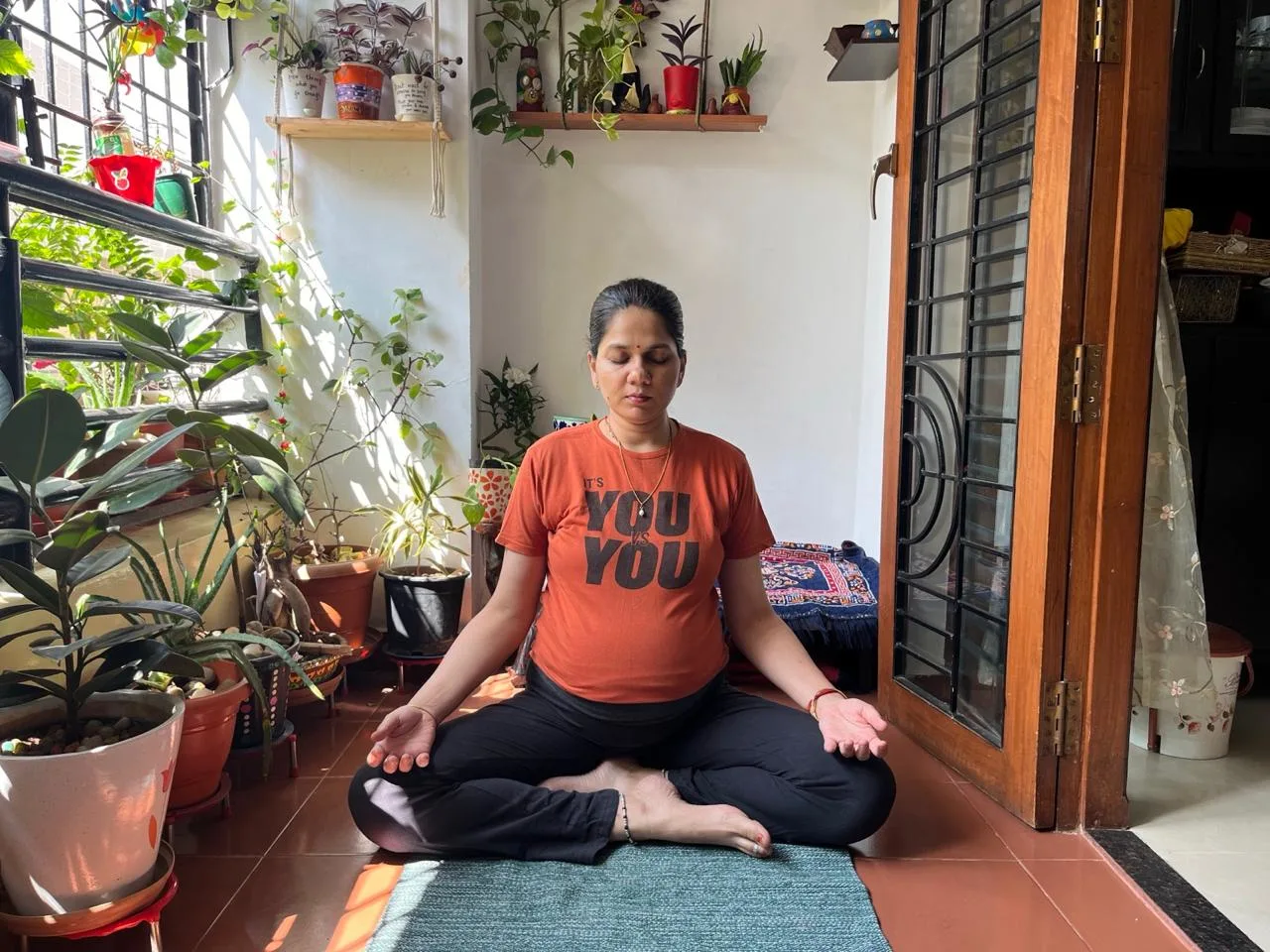 Shikha Dokania meditating in lotus pose – online meditation classes across India